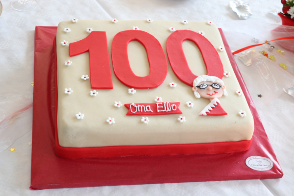 Der geburtstagskuchen zum 100ten Geburtstag vom Oma Ello.