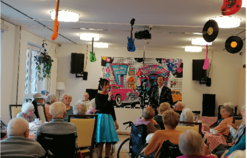 Retro-Event im Seniorenzentrum mit Live-Musik und Dekoration, inspiriert von den 50er Jahren.
